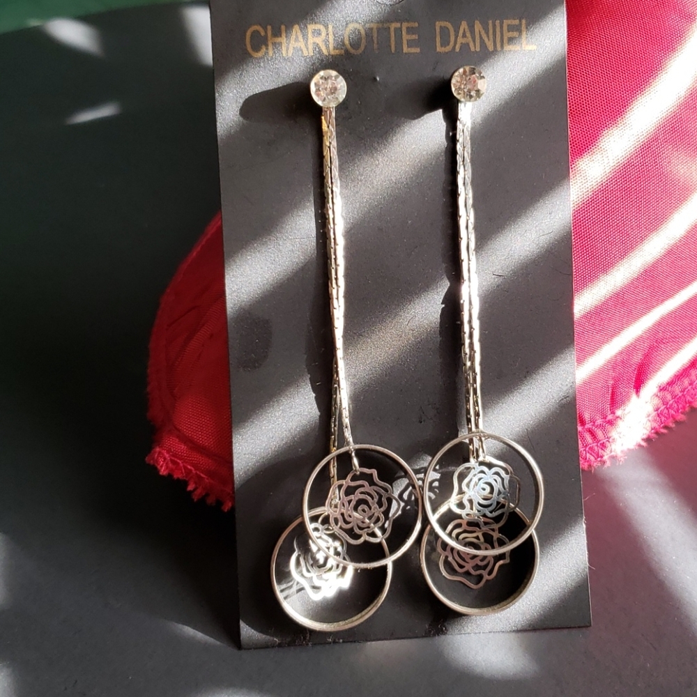 Silver drop rose earrings 🌹